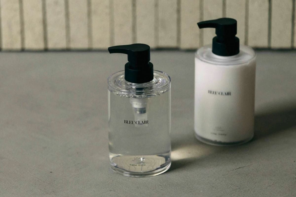 八木さんリアル愛用の香り「BLEU CLAIR（ブルークレール）」。洗練されたクリアなボトルデザインも魅力。