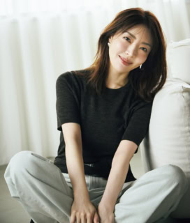 ニット￥31,900、腰に巻いたカーディガン￥46,200（共にエイトン／エイトン青山）、デニムパンツ￥27,500（カルバン・クライン／カルバン・クライン カスタマーサービス）、ピアス￥17,600（ジャミレイ／プルミエ アロンディスモン）