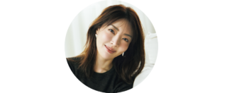 Profile 大野真理子_“皮膚の変態”の異名を持つ美容研究家であり実業家。ファッションブランド「tocco closet」、「&. NOSTALGIA」、ビューティブランド「Mukii」主宰。著書に『「皮膚の変態」が本気で選んだ270品 悩みに「効く」コスメ』（講談社）などがある。プライベートでは2児の母。