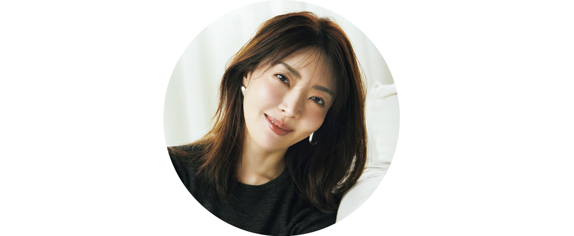Profile 大野真理子_“皮膚の変態”の異名を持つ美容研究家であり実業家。ファッションブランド「tocco closet」、「&. NOSTALGIA」、ビューティブランド「Mukii」主宰。著書に『「皮膚の変態」が本気で選んだ270品 悩みに「効く」コスメ』(講談社)などがある。プライベートでは2児の母。