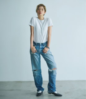 メンズのクルーネック半袖Tシャツ※2枚組¥1,490(無印良品/無印良品 銀座)、ヴィンテージデニムLevi’s 501“RED LINE”¥50,490(JUMPIN’ JAP FLASH)、ヴィンテージ時計¥3,278,000(Patek Philippe/江口洋品店・江口時計店 松濤)、メリージェーン¥30,800(オブラダ/CINCH)、その他スタイリスト私物