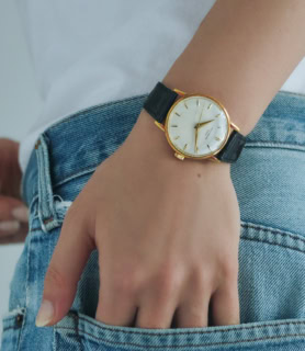 ヴィンテージ時計¥2,728,000(Patek Philippe/江口洋品店・江口時計店 松濤)、ヴィンテージデニムLevi’s 501“RED LINE”¥50,490(JUMPIN’ JAP FLASH)、メンズのクルーネック半袖Tシャツ※2枚組¥1,490(無印良品/無印良品 銀座)
