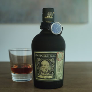 初夏の夕暮れにロックでゆっくり飲みたいベネズエラ産のプレミアムラム「ディプロマティコ」レセルバ エクスクルーシバ。時計はP44で佐久間さんが着けているヴィンテージのPatek Phillippe。