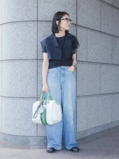 Tシャツにビスチェ、シアーなクロップトシャツを重ねた立体感のある着こなし。やり過ぎ感は全くないのに、デニムスタイルがグッとモード&ハンサムに。眼鏡やボストンバッグなど小物使いもぜひ真似したい。