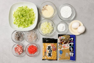 私のお好み焼きは、粉をほとんど使わないので本当に軽いです。米粉にプラスして、片栗粉を同量。ポイントはお水を一切使わないこと! 山芋と卵の水分だけで、究極の「ふわトロ食感」を生み出します。※写真は2人前分の材料