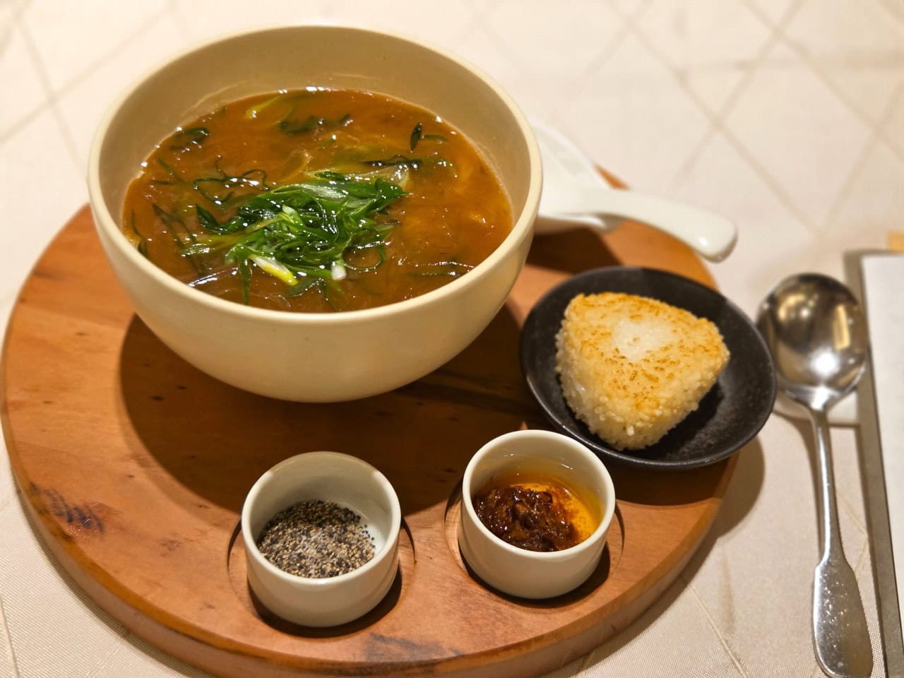 「中国料理 龍鳳」でランチにいただいた「龍鳳ふかひれ汁そば 焼きおにぎりを添えて」。