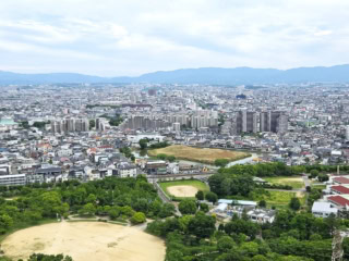 百舌鳥(もず)古墳群中央にある8番めの大きさの国指定史跡の「いたすけ古墳」。マンション造成で壊されそうになった際に、市民運動によって保存が決定したものだそう。