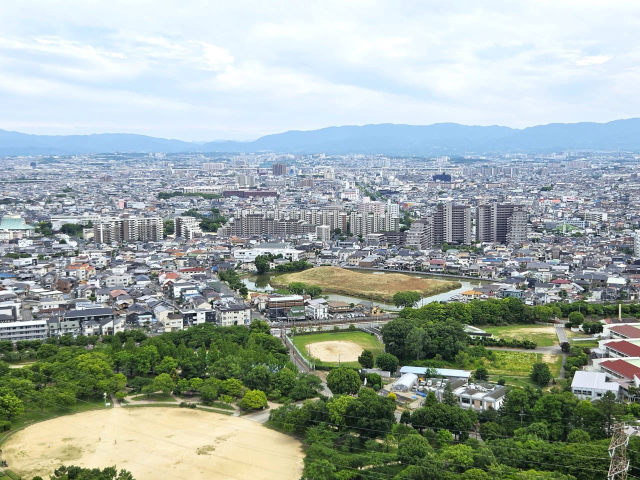 百舌鳥（もず）古墳群中央にある8番めの大きさの国指定史跡の「いたすけ古墳」。マンション造成で壊されそうになった際に、市民運動によって保存が決定したものだそう。