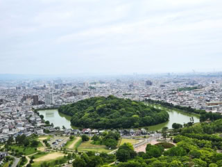 仁徳天皇陵古墳の180度逆サイドにはまた別の古墳が!バルーンからは360度パノラマで、堺の街並みを望むことができます。