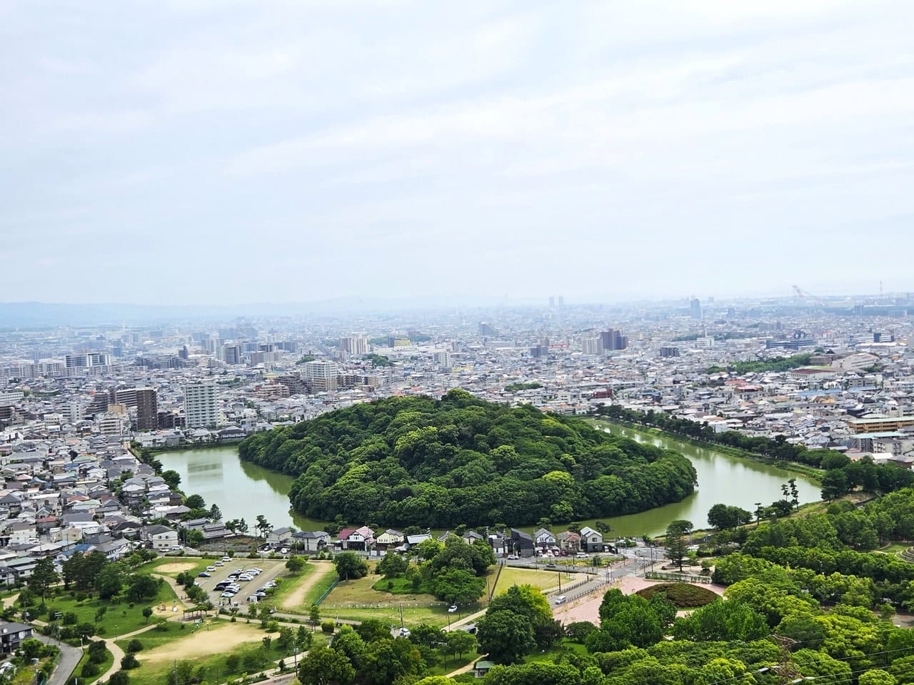 仁徳天皇陵古墳の180度逆サイドにはまた別の古墳が!バルーンからは360度パノラマで、堺の街並みを望むことができます。