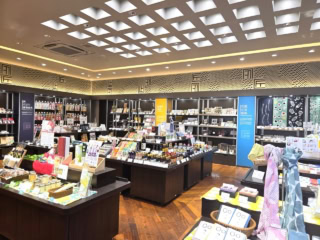 堺の名産品を集めたお土産コーナーも。