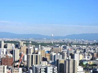 宿泊先のホテルの窓から見えた、空に浮く不思議な球体。これこそが「おおさか堺バルーン」!