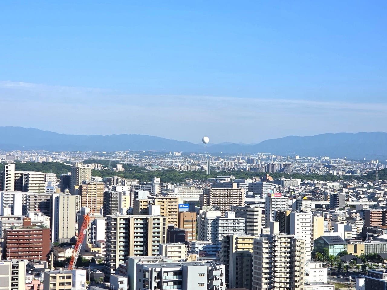 宿泊先のホテルの窓から見えた、空に浮く不思議な球体。これこそが「おおさか堺バルーン」!