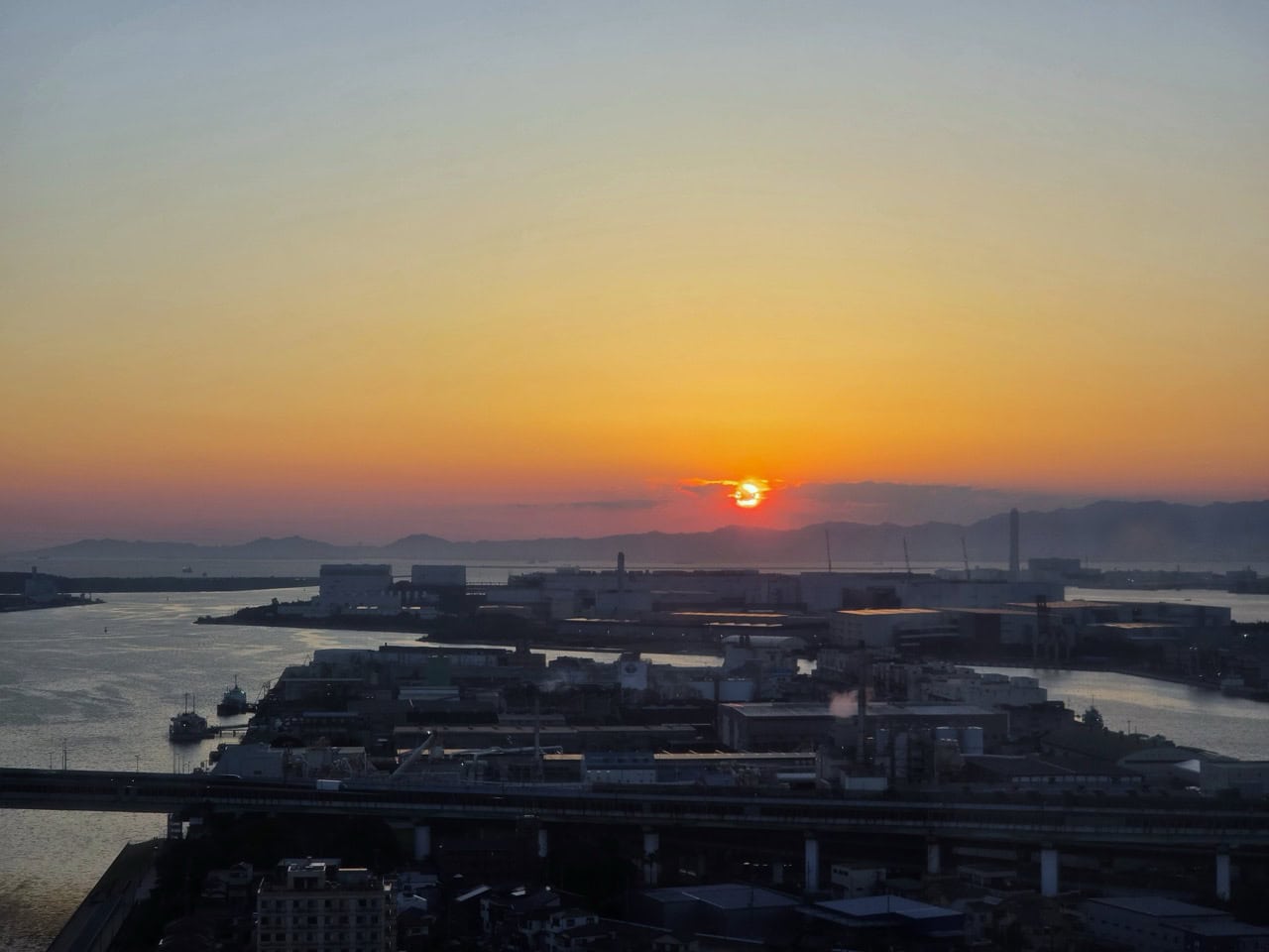 ディナータイムには、堺の港を望むムーディな夕景もしっかりと堪能。