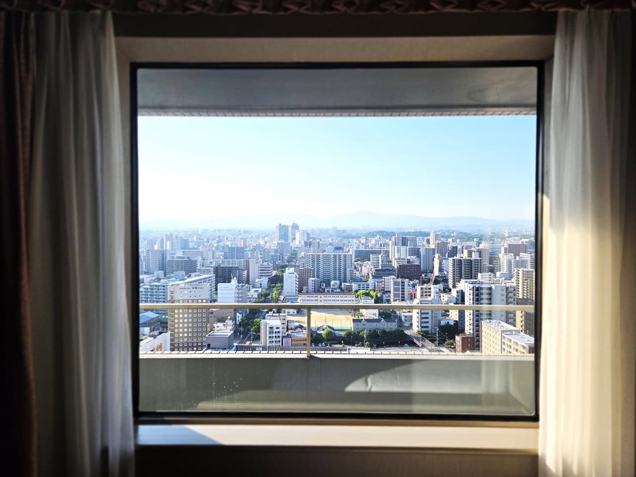 部屋からは堺の街が一望でき、抜け感たっぷり。逆サイドの部屋は堺らしい港ビュー。