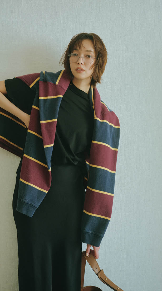 Tシャツ¥16,500(ハイク/ボウルズ)、肩に掛けたラガーシャツ¥7,150(原宿シカゴ/原宿シカゴ 神宮前店)、スカート¥28,930(エイチ ビューティー&ユース)、メガネ※フレームのみ¥49,500(アメリカン オプティカル/メイデン・カンパニー)、ピアス¥198,000(トーカティブ/トーカティブ 表参道)、バッグ¥143,000(ツチヤカバン/土屋鞄製造所)