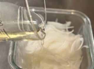 お酢100mLを注いで混ぜるだけ。黒酢にしたり、甘味やコクが欲しい場合はハチミツをプラス。