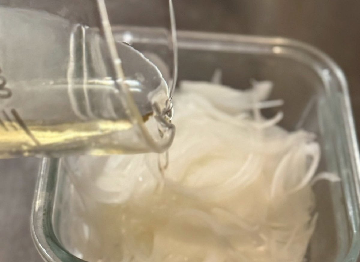 お酢100mLを注いで混ぜるだけ。黒酢にしたり、甘味やコクが欲しい場合はハチミツをプラス。