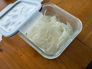 冷蔵庫で一晩寝かせたら完成。納豆のタレの代わりに付け込んだお酢を混ぜても美味しい。