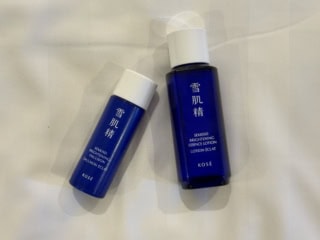 透明感を仕込む名品スキンケアをミニサイズで贅沢に。今回は南国旅だったからコチラ。軽いのにちゃんと潤うありがたいアイテム。右から 薬用雪肌精 ブライトニング エッセンス ローション [医薬部外品] 30mL ￥638、薬用雪肌精 ブライトニング エマルジョン [医薬部外品] 20mL693（コーセー）