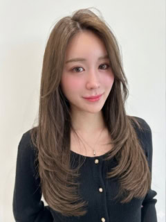 「顔周りのデザインが自然で、全体のバランスも気に入りました！レイヤーが入ることで重く見えず柔らかい印象になってよかったです。派手過ぎず、上品な雰囲気が気に入っています。」