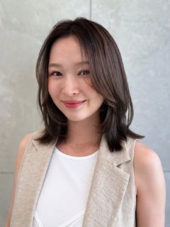 「顔まわりに動きが出て、髪を結んだときも自然に顔まわりのレイヤーがでてきて、華やかに見えるのが嬉しいです。レイヤーが入っていますが、まとまりやすく、自宅でも簡単にスタイリングできました。カラーも落ち着いているのに透明感があって重たく見えず、肌が明るく見えるように感じました」