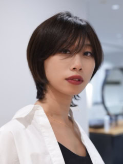 「ショートでも柔らかく女性らしい雰囲気になり、とても新鮮でした。横顔のシルエットがきれいに見えて、毎日のスタイリングも簡単なので挑戦してよかったです！」