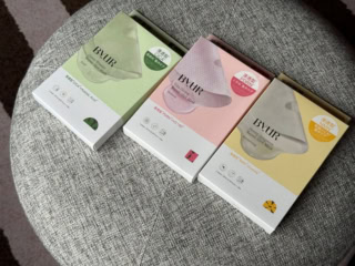 個包装なので、出張やジムなどにもっていけるのがいい! 1枚¥275という驚きのプライスも♡ 右から:プランプハニー リペアショットマスク、ビタギビング リペアショットマスク、スージンググリーン リペアショットマスク1枚 ¥275、4枚入り ¥1,100(バイユア)※7月16日発売