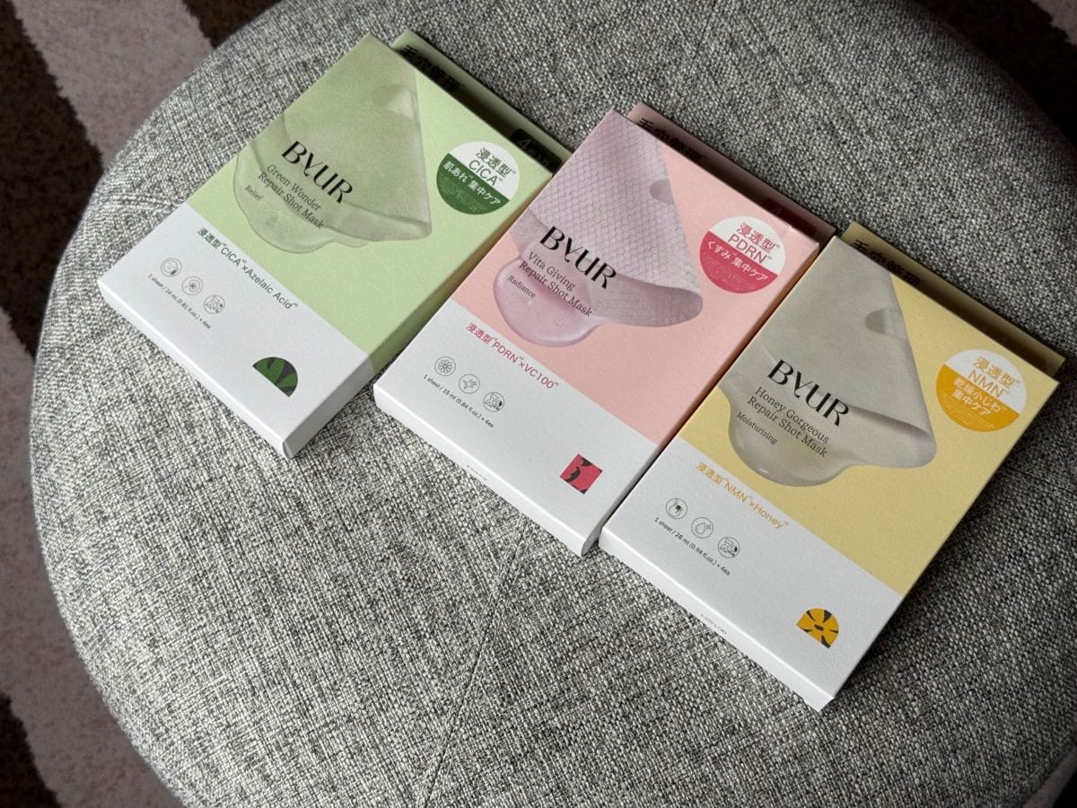 個包装なので、出張やジムなどにもっていけるのがいい！ 1枚￥275という驚きのプライスも♡ 右から：プランプハニー リペアショットマスク、ビタギビング リペアショットマスク、スージンググリーン リペアショットマスク1枚 ￥275、4枚入り ￥1,100（バイユア）※7月16日発売