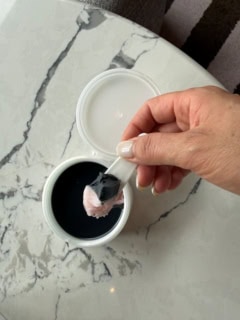 上層のブラック層が不要な悪玉角栓をOFF、下層のピンク層は悪玉角栓ができにくい肌に。ブラック層を使い切ると、ピンク層が見えてくるというユニークな設計も美容通にはたまらない。デュオ ザ クレンジングバーム ポアレス 90g ¥4,290(プレミアムエイジング)※8月21日発売