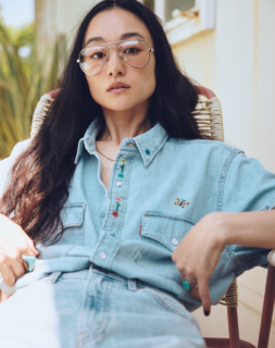 デニムシャツ¥9,900、デニムパンツ¥15,400(共にリーバイス®/リーバイ・ストラウス ジャパン)、メガネ¥27,390(レイバン/ルックスオティカジャパン カスタマーサービス)、ネックレス¥9,800、リング各¥28,000(全てCHI-CHI'S)、ペイズリー柄スニーカー¥12,100(ヴァンズ/ヴァンズ ジャパン カスタマーサポート)