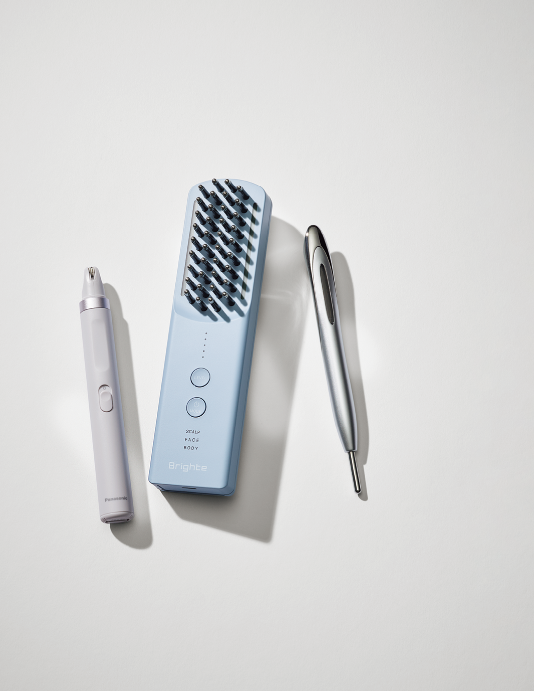 右からSALONIA フェイスカレントポインター、Brighte ELEKI BRUSH+ アイスブルー、Panasonic アイブロウ スムースピック ES-EF10