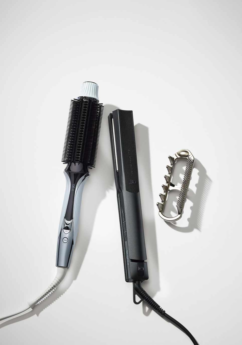右からLOVECHROME INBATH コパドル プレミアムブラック、Brighte 3D SILK STRAIGHT IRON、ReFa リファカール ブローアイロン