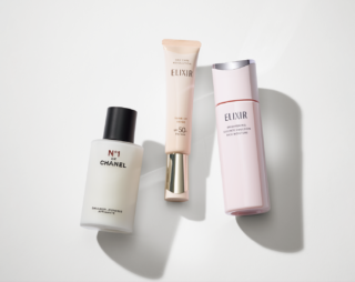 右からELIXIR ブライトニング エマルジョン ca、ELIXIR デーケアレボリューション トーンアップ BE + ca、CHANEL エマルジョン N°1 ドゥ シャネル