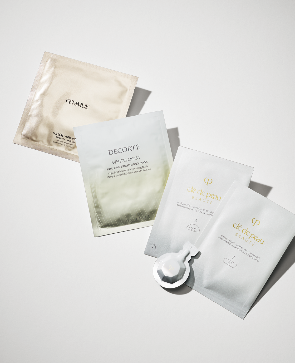 右からClé de Peau Beauté ソワンマスクエクラS II、DECORTÉ ホワイトロジスト インテンシブ ブライトニングマスク、FEMMUE ルミエール ヴァイタルマスク