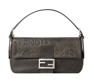 バッグ〈バゲット®26424〉［H14×W26×D4㎝］¥507,100（フェンディ／フェンディ ジャパン）