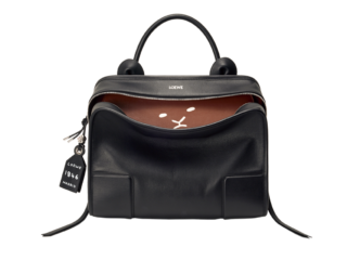 バッグ〈ライオン インターシャ アマソナ180 ラージ〉［H27×W34.5×D14㎝］¥851,400（ロエベ／ロエベ ジャパン クライアントサービス）