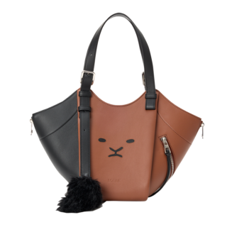 バッグ〈ライオン インターシャ ハンモック フリップ〉［H22×W15×D22.5㎝］¥573,100（ロエベ／ロエベ ジャパン クライアントサービス）