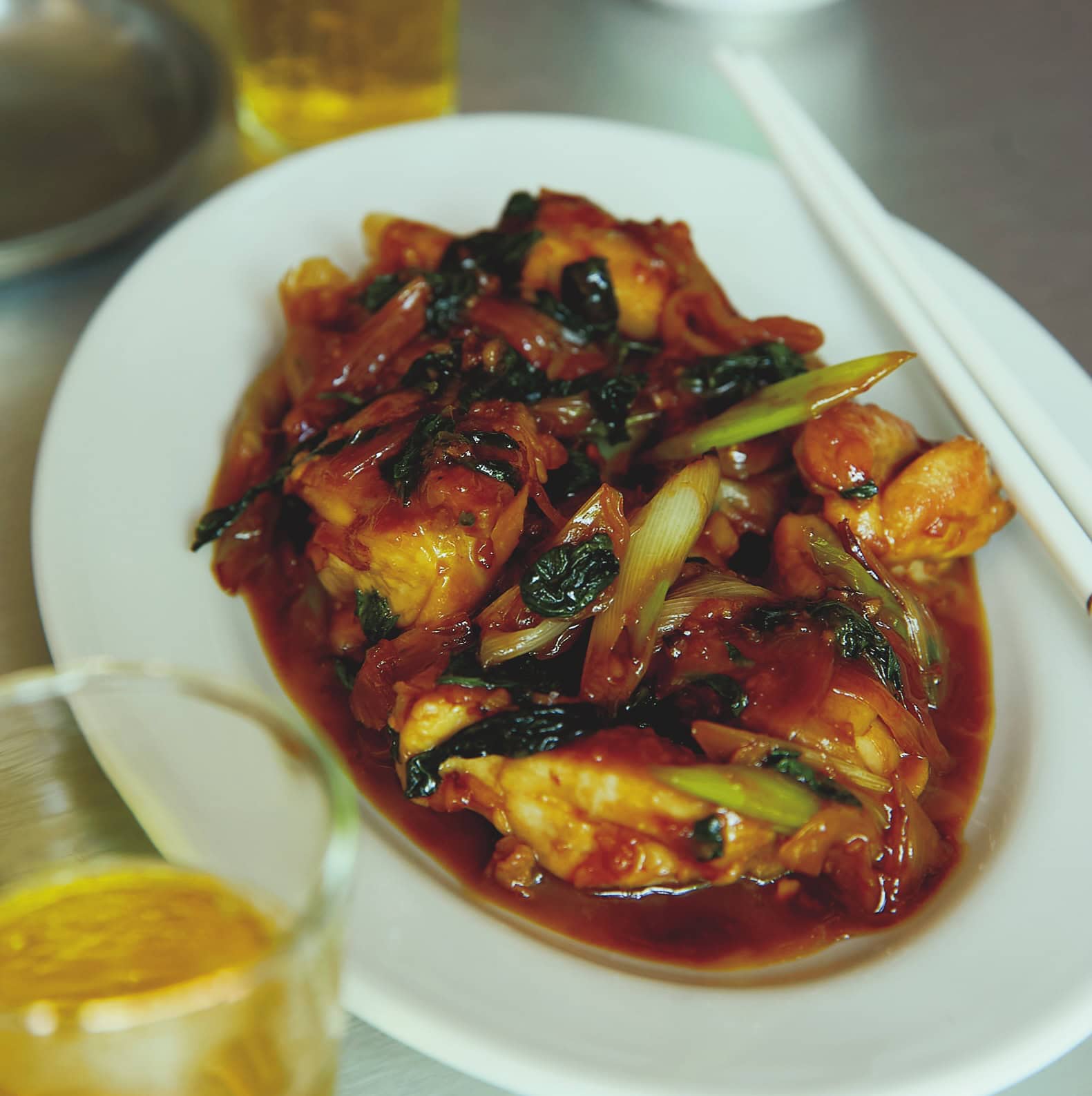 サクッと手軽に作れて、ごはんもお酒も進む！しょうゆベースの甘辛味に、バジルの爽やかな香りをプラスした、台湾の家庭料理。