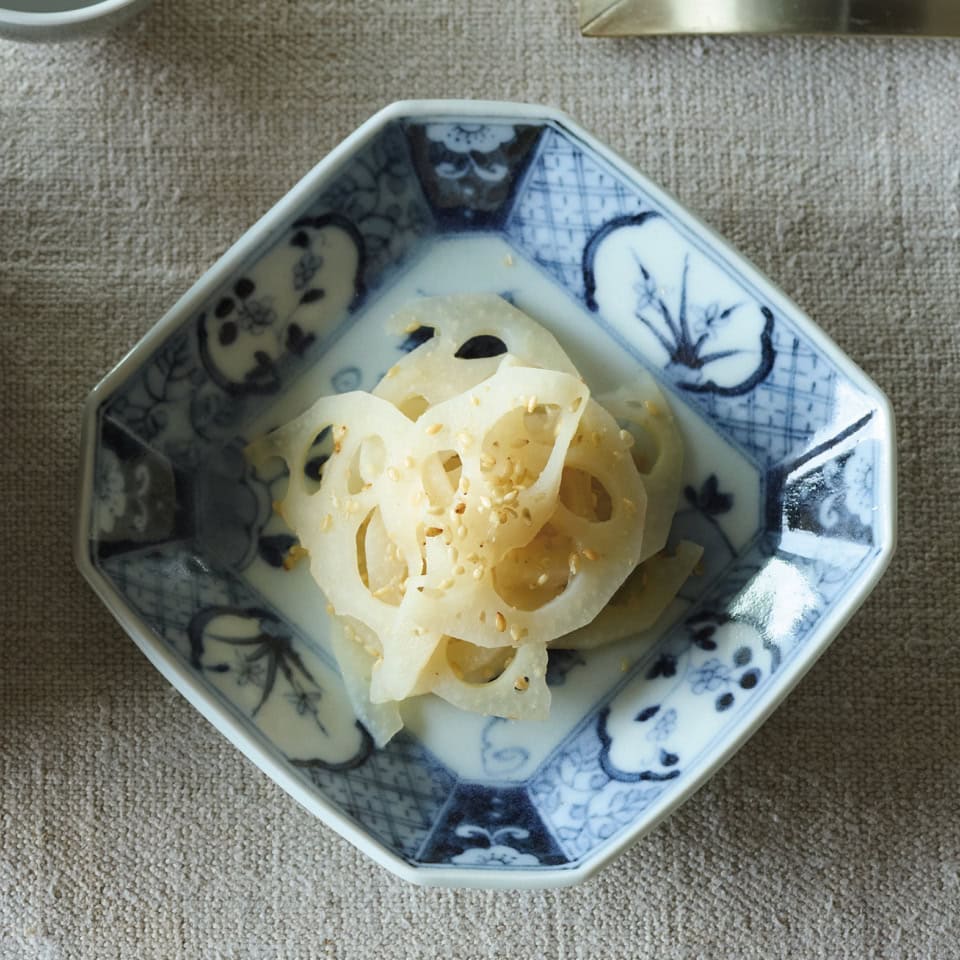 ごまの香ばしさと米酢のスッキリとした酸味が、食欲を刺激。れんこんはごく薄切りにすると、歯触りがよくなる。