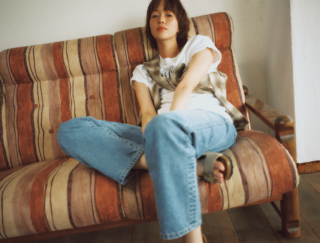 Tシャツ¥6,930(メイプル)、からだに巻いたシャツ¥14,300(スピック&スパン)、デニム¥16,500(サムシング/全てSpick & Span ルミネ有楽町店)、サンダルはスタイリスト私物