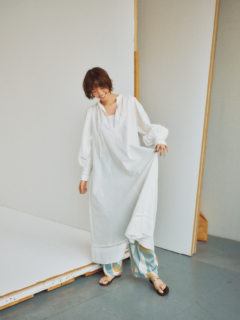 ドレス¥16,500、パンツ¥20,900(共にスピック&スパン)、サンダル¥15,950(ニコラス ライナス/全てSpick & Span ルミネ有楽町店)、インナーはスタイリスト私物