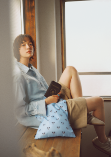 デニムシャツ¥17,600、ハーフパンツ¥14,300(共にスピック&スパン)、スニーカー※参考商品(アディダス オリジナルス/全てSpick & Span ルミネ有楽町店)、ポーチとエコバッグはオトナミューズ8月号付録