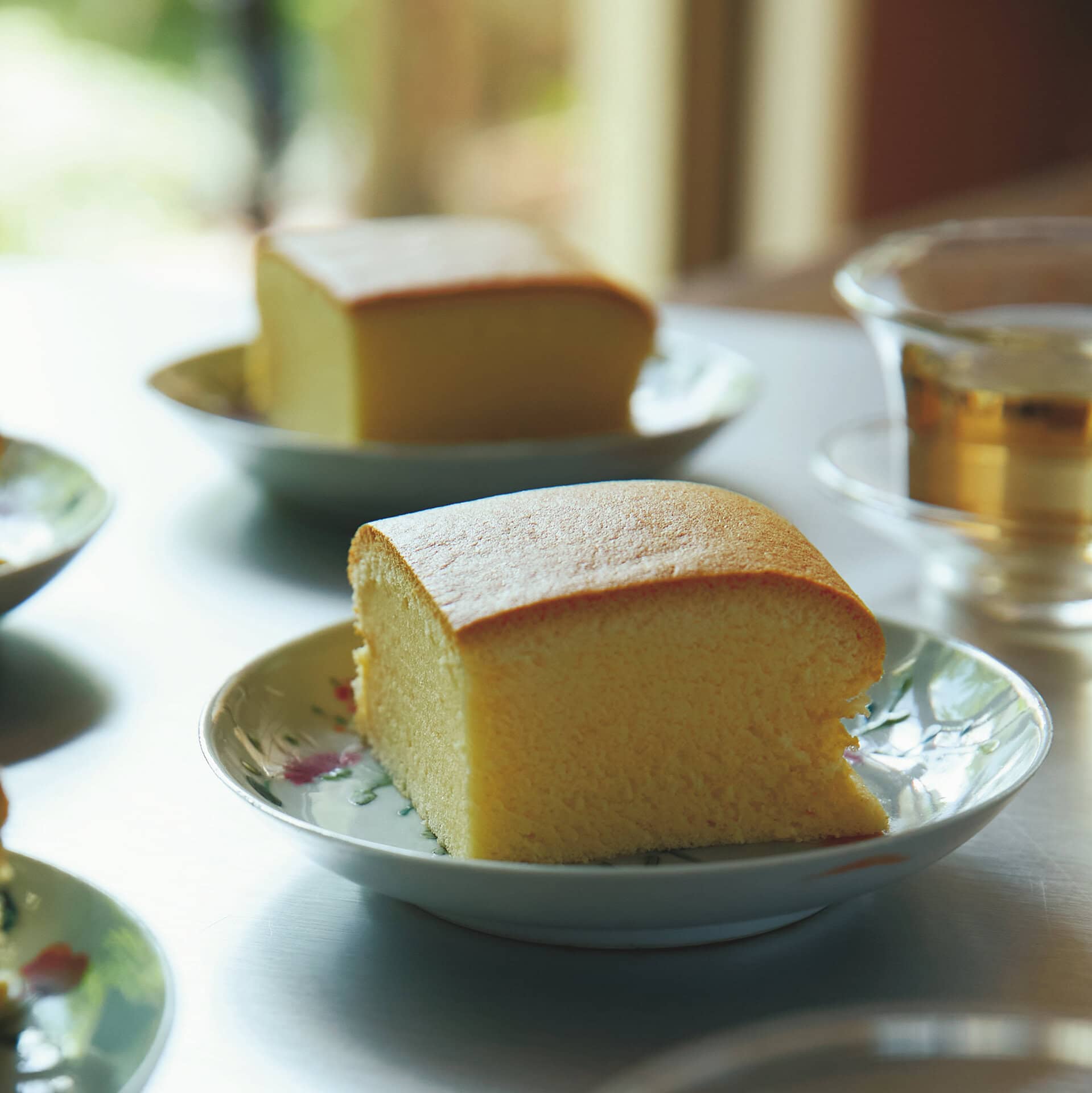 生地のキメが驚くほど細かい、しっとりふわふわな絶品カステラ。程よい甘みと唯一無二の軽やかさは、老若男女が夢中になる！