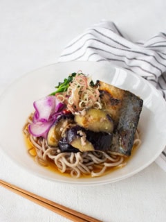 冷たいお蕎麦には焼き鯖を。麺の時って野菜不足になりがちだけど、野菜おかずがあるから安心。たっぷり野菜のお蕎麦が嬉しい。