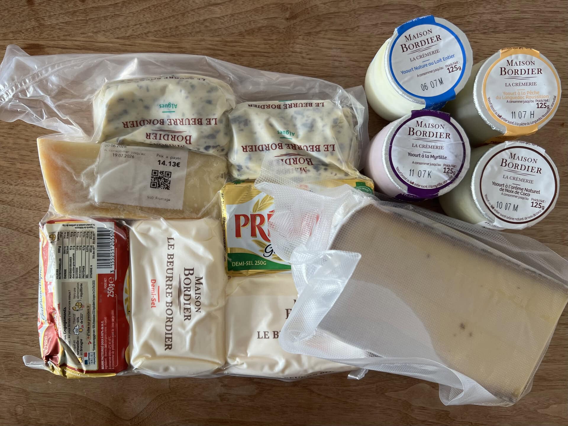 パリで買ってきたお土産たち。右下がチーズ屋で買ったコンテチーズです。