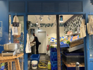 準備中の魚屋。