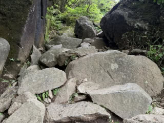 一番きつかった山頂前の岩場……