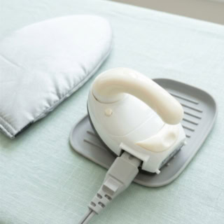 それでも、自宅や宿泊先のホテルなどで、アイロンを保温して台を広げてという地味だけど、面倒な仕事をするよりも、パッとコンセントにさして、アイロンミトンでちゃちゃっと気になるシワを取る。そんなコンパクトでイージーな作業効率の高さは、かなりのポイント。