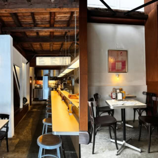 「TRIPSTER」の野村訓市氏が内装を手がけたことでも知られる洗練された店内。ウッドの質感と心地よいカウンター席、温かい照明が、日常を忘れる優雅な朝のソロ活を演出してくれます。